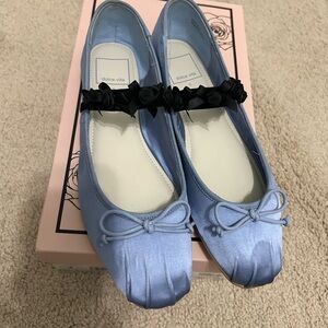 Light blue multi satin. Size: 6.5